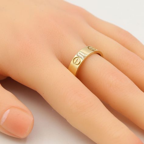 кольцо на пальце