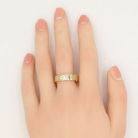 кольцо на пальце