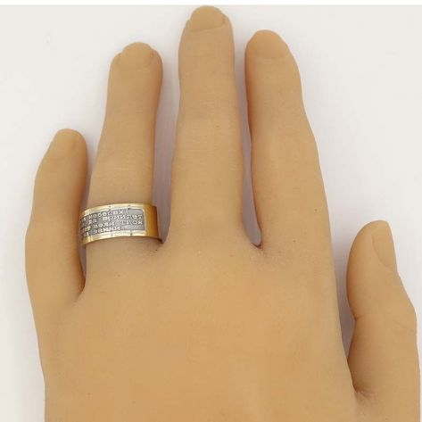 кольцо на руке