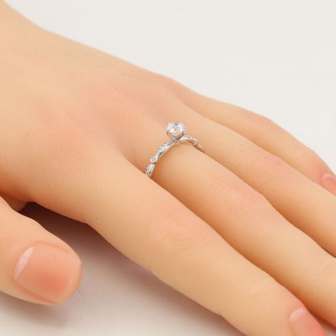 кольцо на пальце