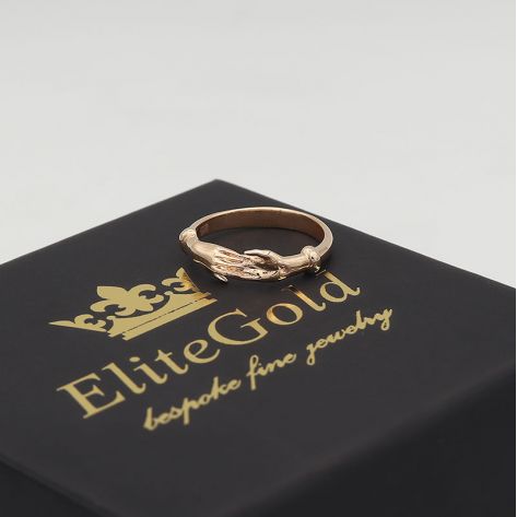 кольцо в виде ладоней в красном золоте