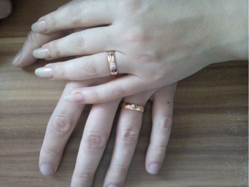 обручальные кольца с гравировкой сердце авторские в красном золоте на руке