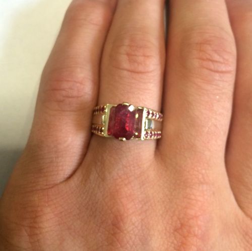 мужское кольцо с камнем посередине в красном и белом золоте