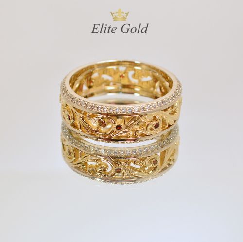 женское обручальное кольцо в белом и лимонном золоте с гранатами