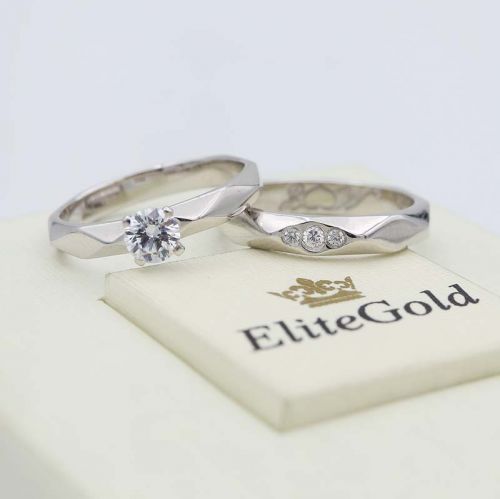 кольцо Facette в белом золоте вместе с обручальным женским кольцом