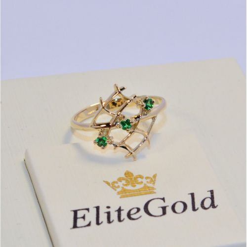 женское кольцо с зелеными камнями