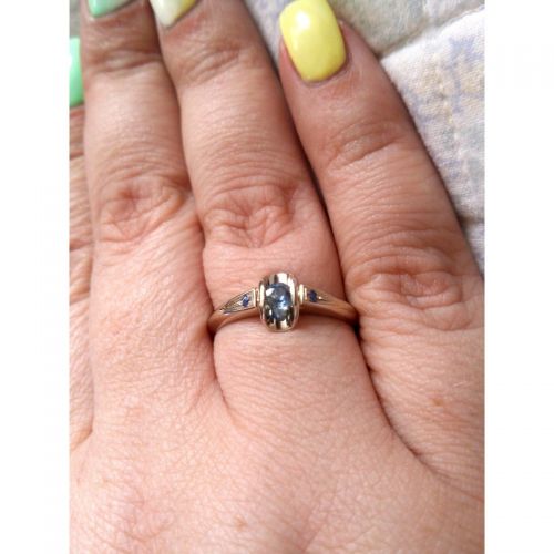 кольцо с тремя камнями по центру и боковыми с сапфирами в белом золоте
