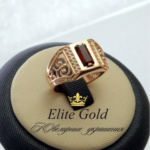 мужское кольцо с камнем и узорами в красном золоте и гранатом