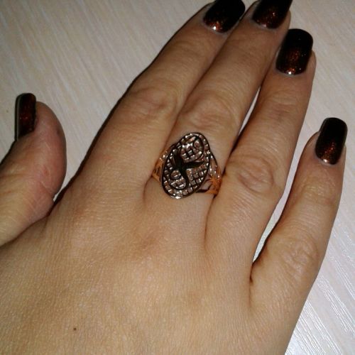 женское кольцо с аистами на пальце