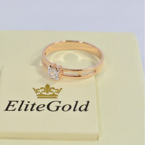 женское кольцо с квадратным камнем в красном золоте с белым камнем