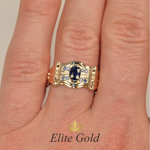 кольцо с синими камнями на пальце в красном и белом золоте