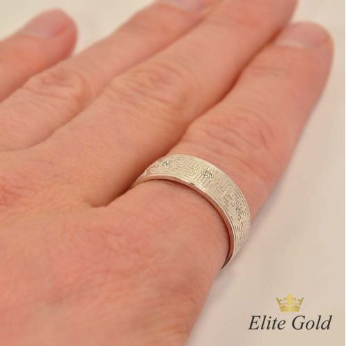 модификация - кольцо в белом золоте с камнями на руке