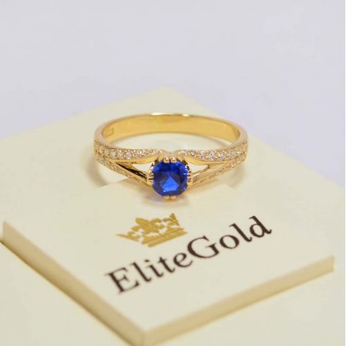 кольцо Bluebell в лимонном золоте и синим камнем в центре