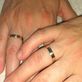 обручальные кольца из двух частей белое и лимонное золото на пальцах