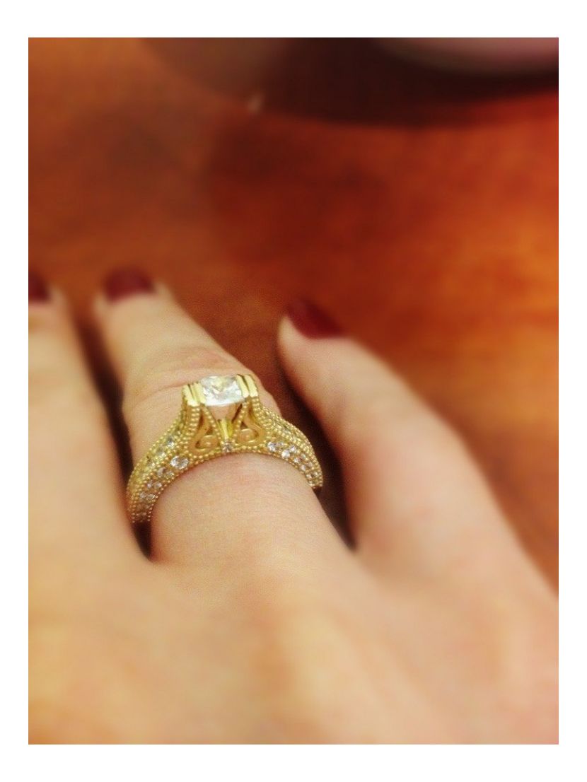 кольцо женское с узорами в лимонном золоте на пальце