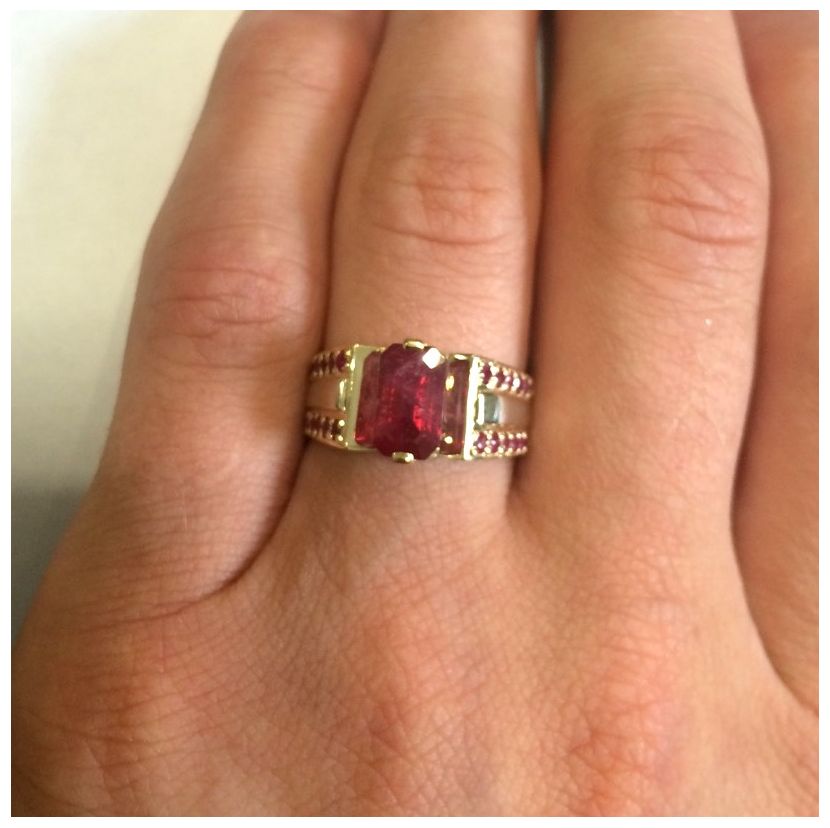 мужское кольцо с камнем посередине в красном и белом золоте