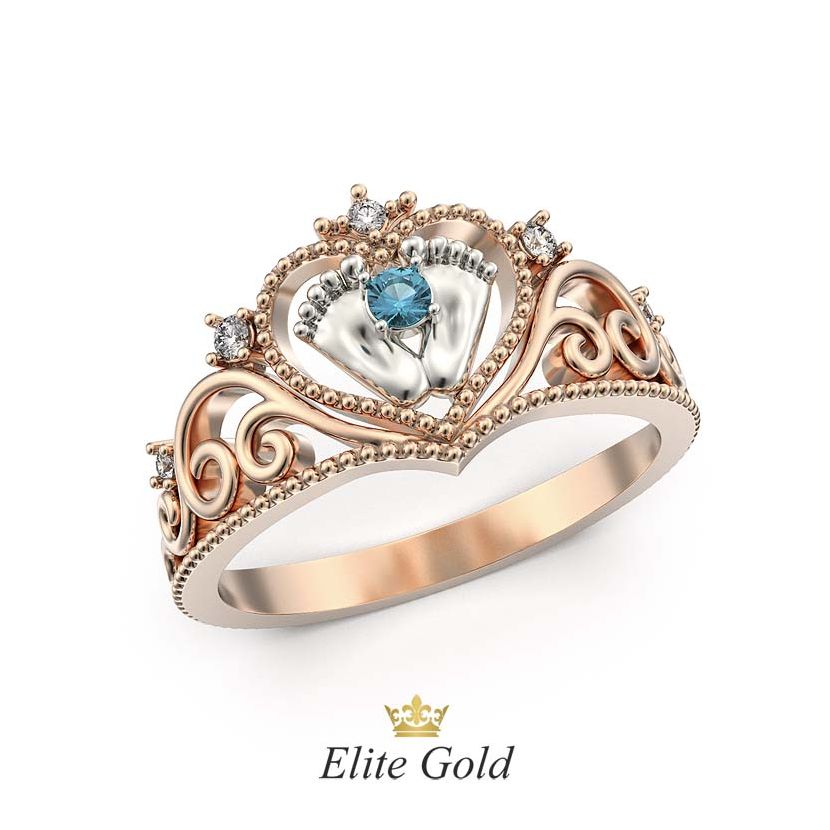 кольцо в виде короны с сердцем и пяточками в красном и белом золоте