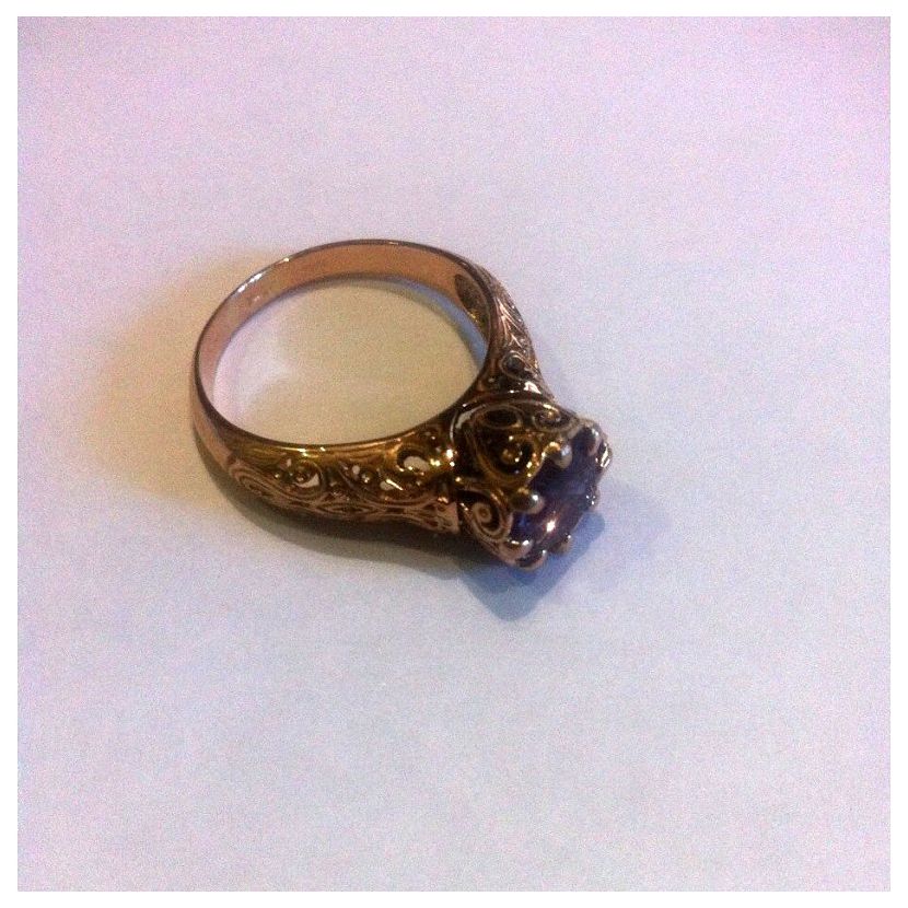 массивное женское кольцо с узорами и камнем