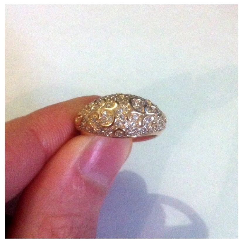 широкое кольцо с маленькими камнями в красном золоте в руке