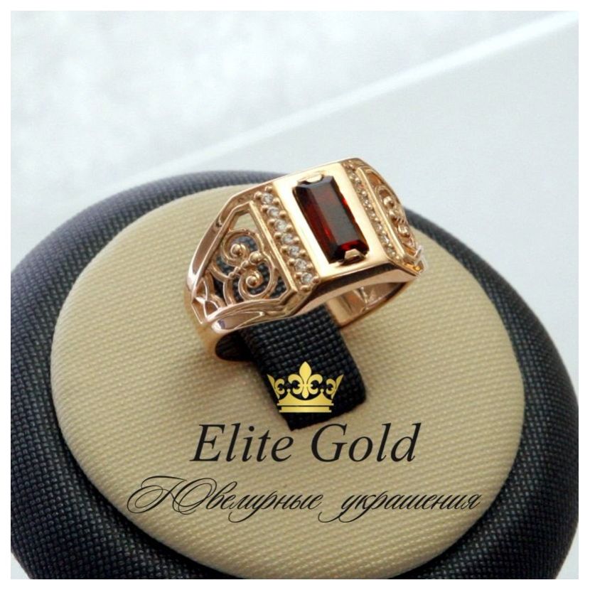 мужское кольцо с камнем и узорами в красном золоте и гранатом