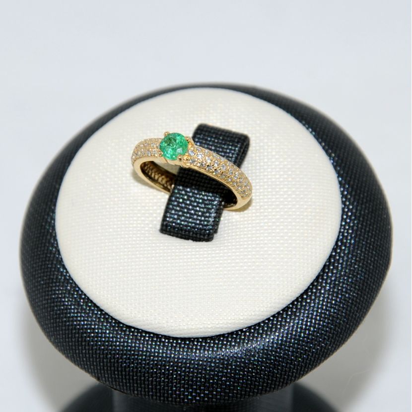 дизайнерское кольцо с камнями по кругу и центральным лимонное золото с изумрудом