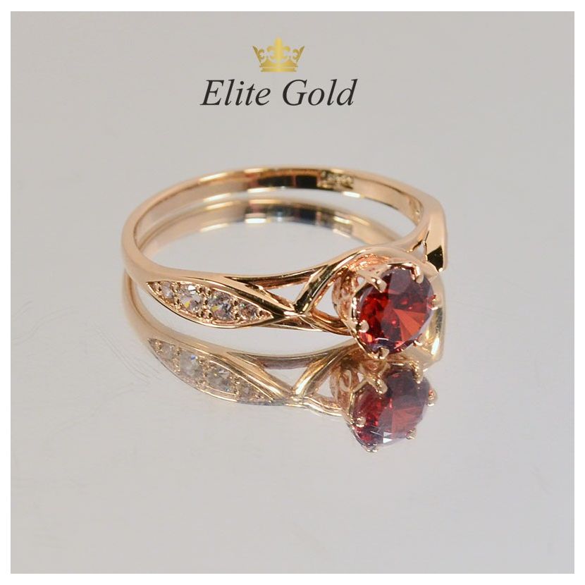 женское кольцо с камнями с гранатом в красном золоте