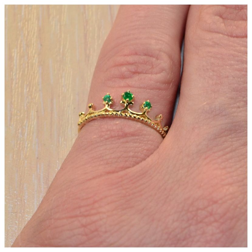 недорогое кольцо корона с изумрудами на пальце