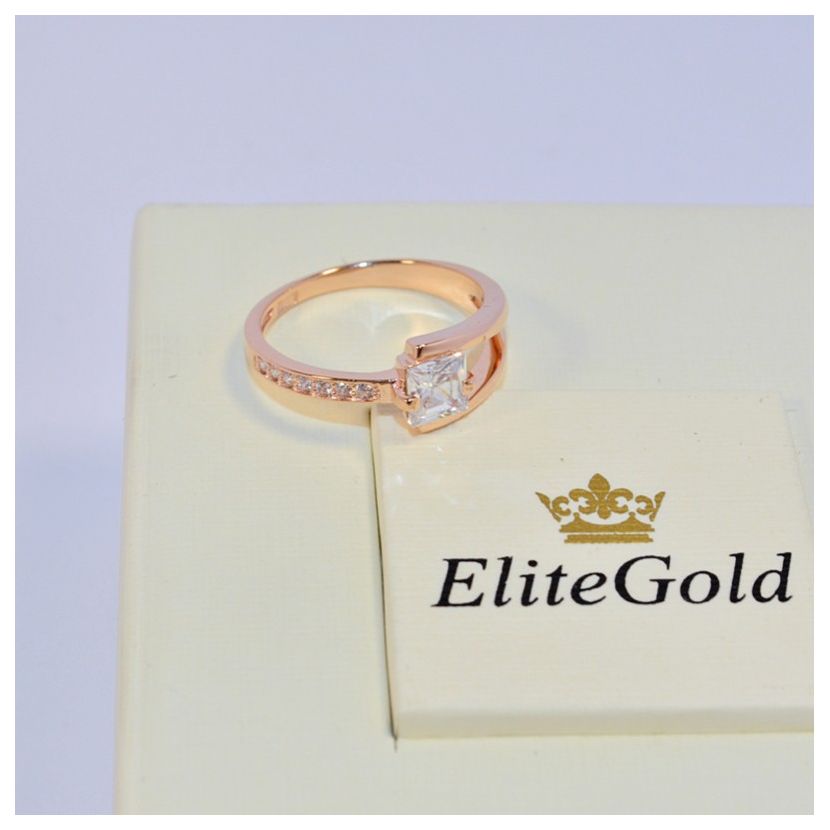 женское кольцо с квадратным камнем в красном золоте и белыми камнями