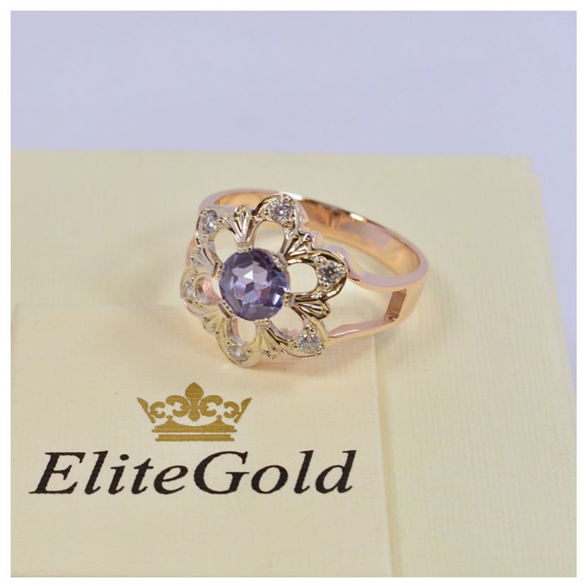 женское кольцо в виде цветочка с большим камнем