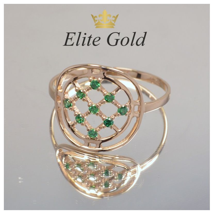 кольцо в сеточку с зелеными камнями