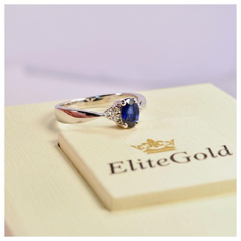 женское кольцо для помолвки с овальным камнем сапфиром в белом золоте