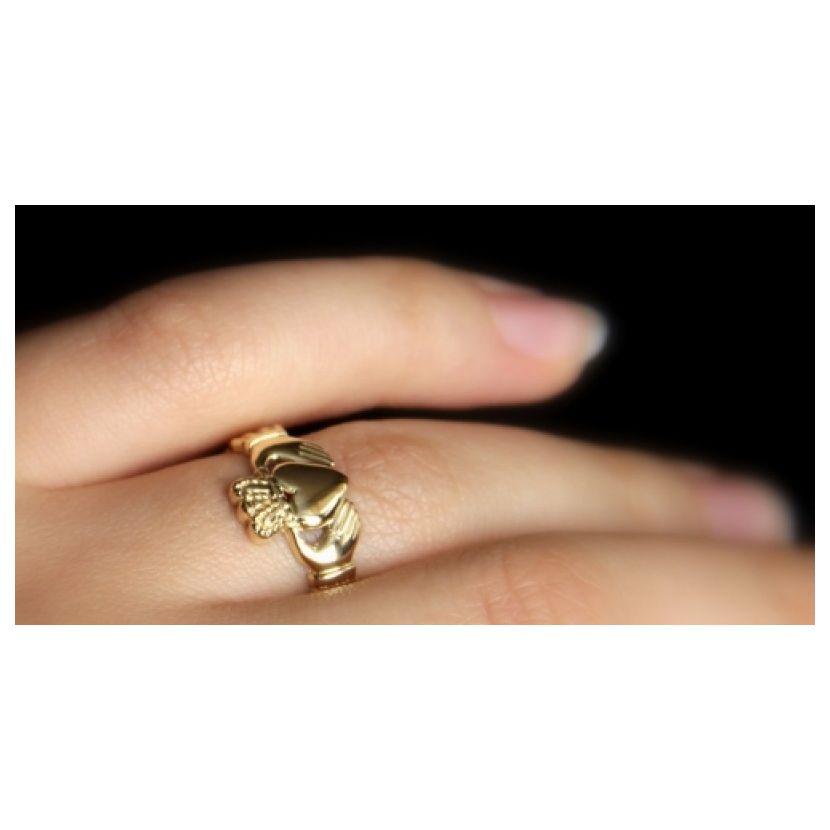 кладдахское ирландское кольцо без камней с плетением на пальце