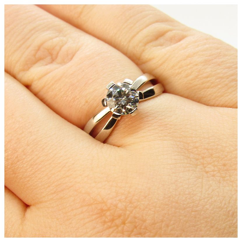 кольцо на пальце с бриллиантом