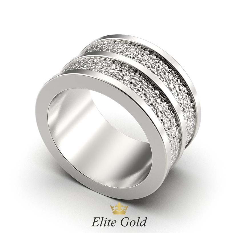 широкое рельефное обручальное кольцо в белом золоте