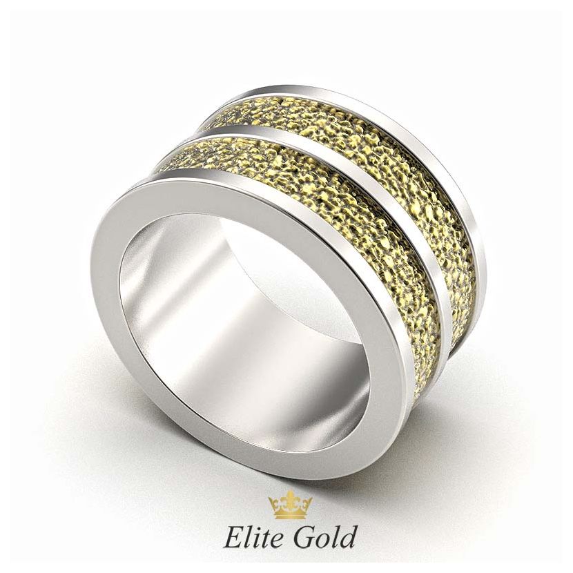 широкое рельефное обручальное кольцо в белом и лимонном золоте