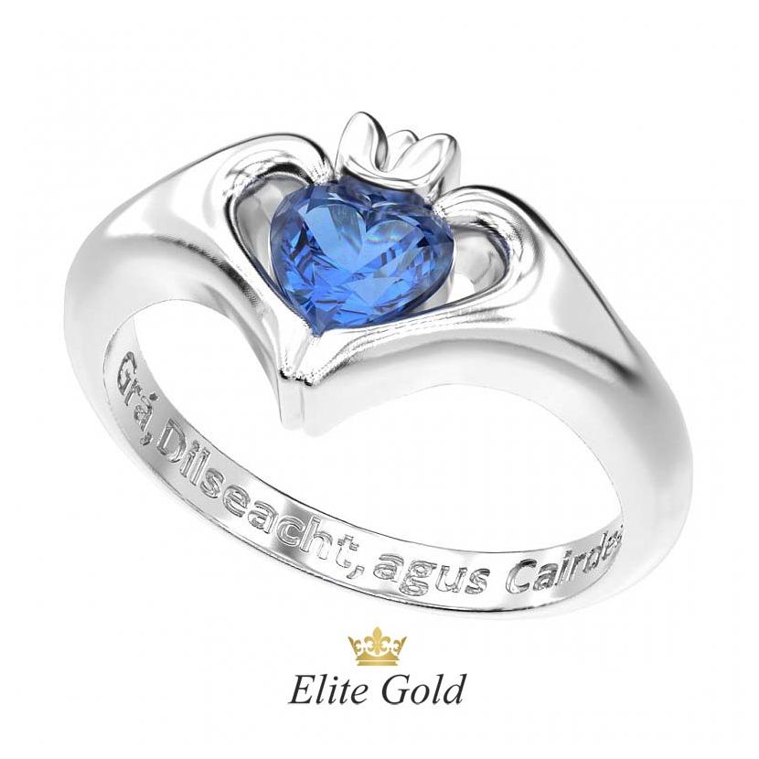 кладдахское кольцо Keira в белом золоте с синим камнем