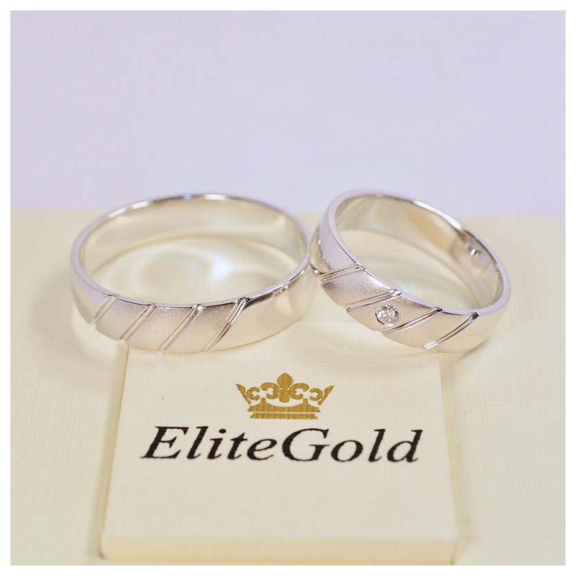 обручальные кольца в белом золоте с матированием и бриллиантом