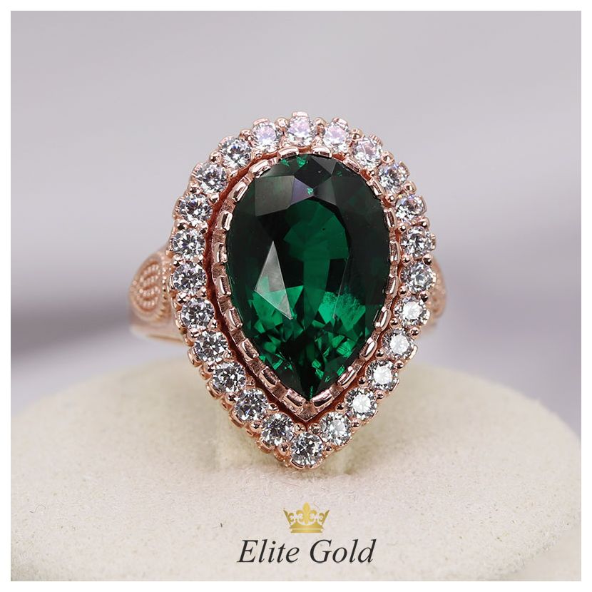 кольцо Hurrem в красном золоте с зеленым камнем в центре