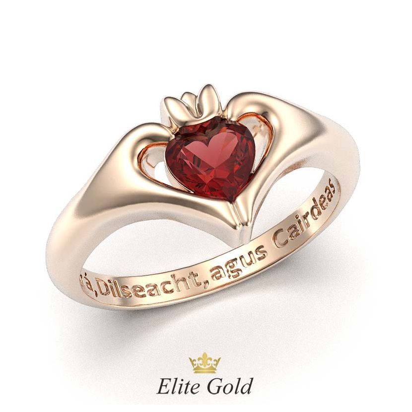 кольцо Keira с красным камнем в красном золоте с гравировкой