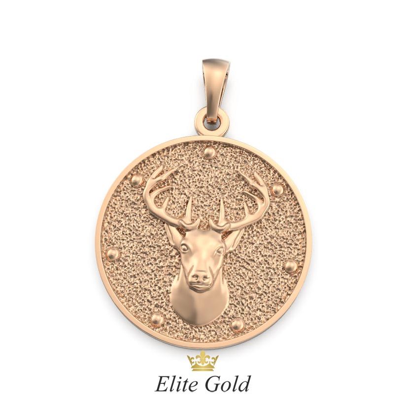 золотой кулон с реалистичным изображением оленя