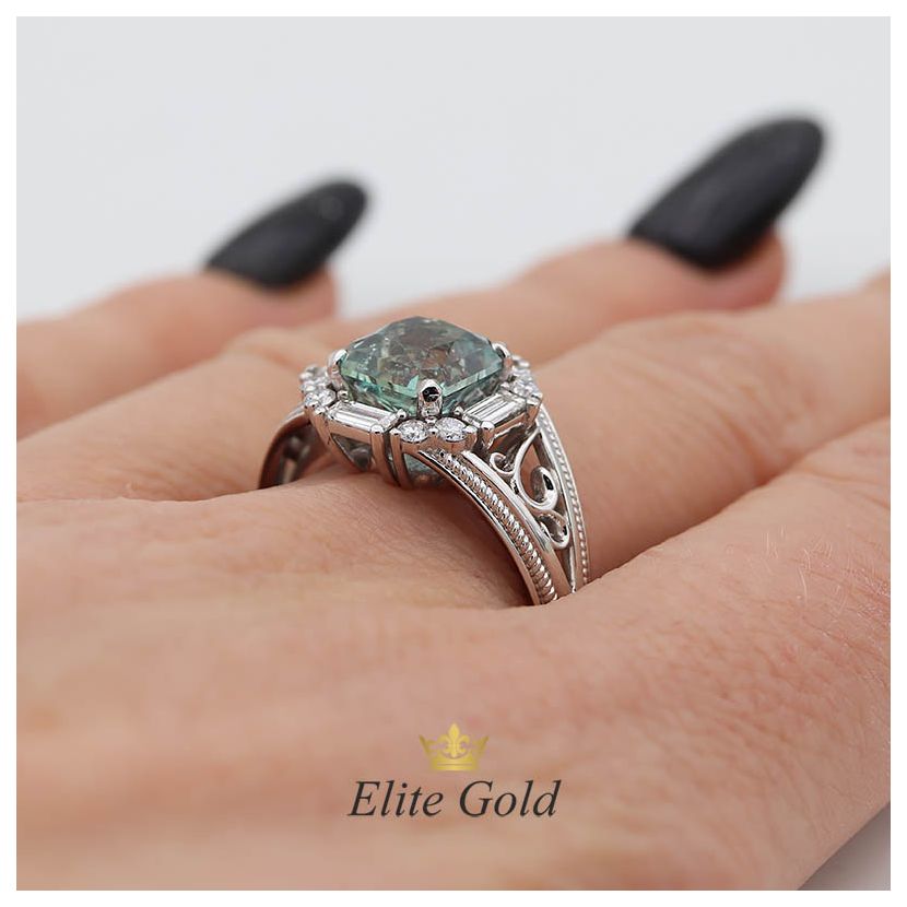 кольцо Calypso в белом золоте с бриллиантами и натуральным александритом на руке