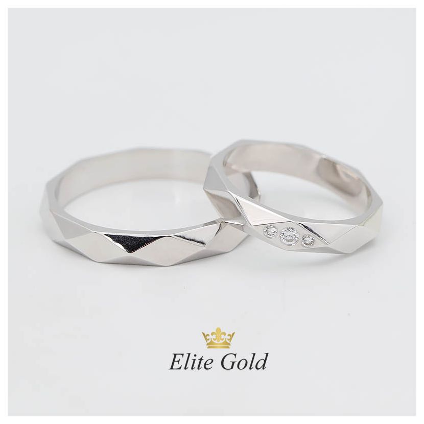 обручальные кольца бушерон в белом золоте с тремя камнями