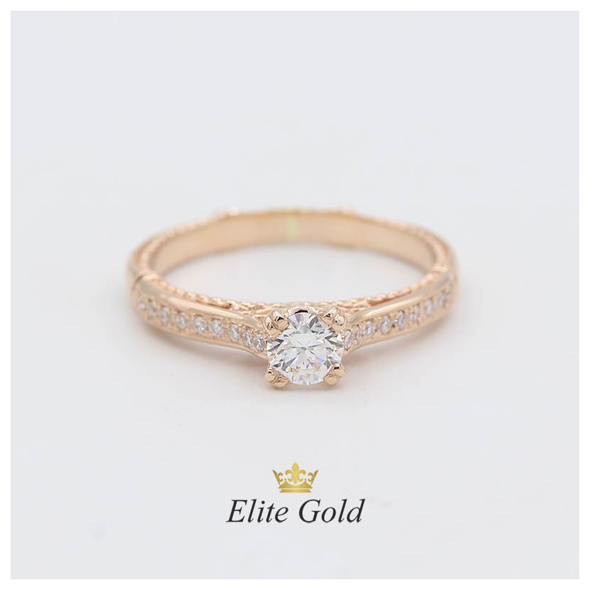 женское кольцо с узорами в белом золоте, синим камнем и фианитами