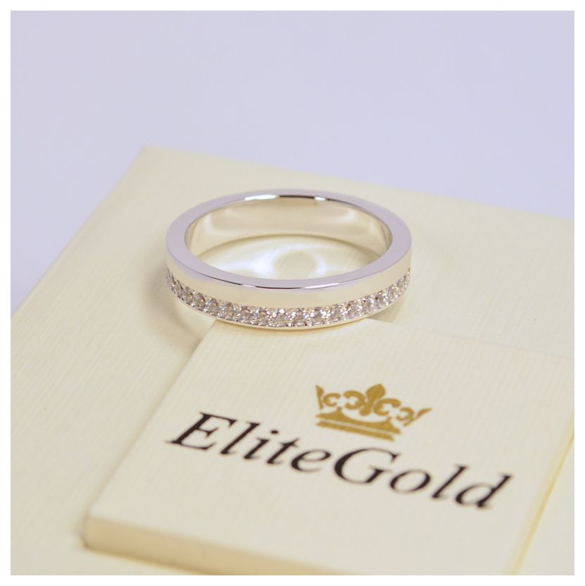 женское классическое кольцо с камнями по всему ободку в белом золоте с белыми камнями