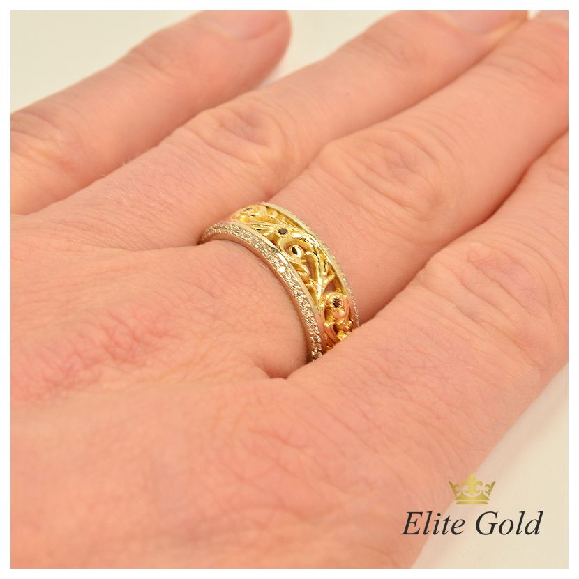 женское обручальное кольцо в белом и лимонном золоте с гранатами на пальце