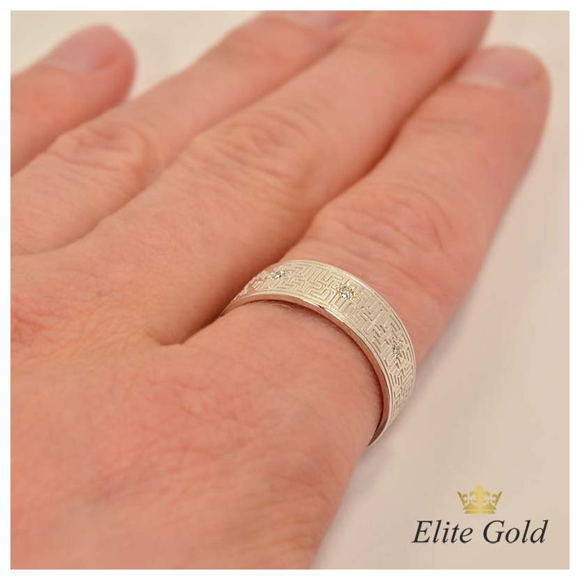 модификация - кольцо в белом золоте с камнями на руке
