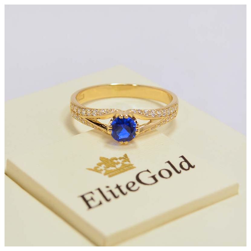 кольцо Bluebell в лимонном золоте и синим камнем в центре