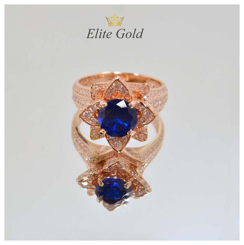 кольцо-цветок в красном золоте с синим центральным камнем