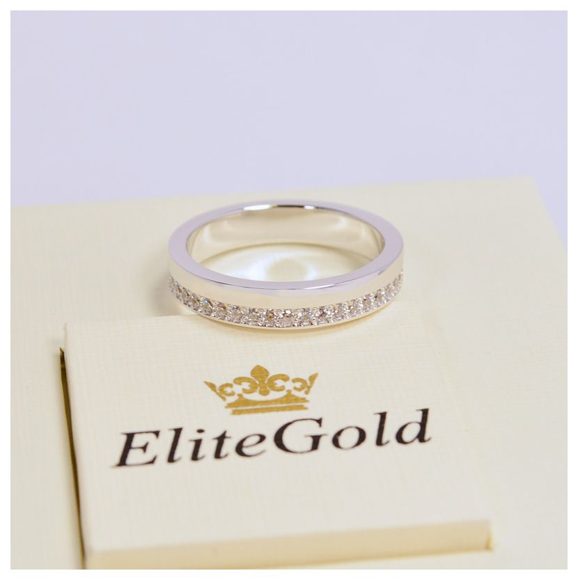 женское классическое кольцо с камнями по всему ободку в белом золоте с белыми камнями