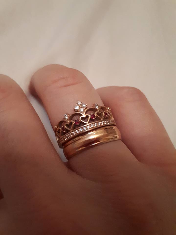 Красивые кольца из золота для девушек на руке